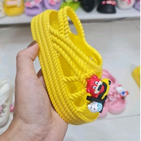 Dép bánh mì quai sau cho bé chống nước đế cao 3cm siêu nhẹ kèm hình mèo chạy xe