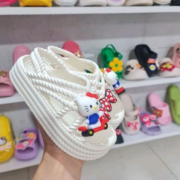 Dép bánh mì quai sau cho bé chống nước đế cao 3cm siêu nhẹ kèm hình mèo chạy xe