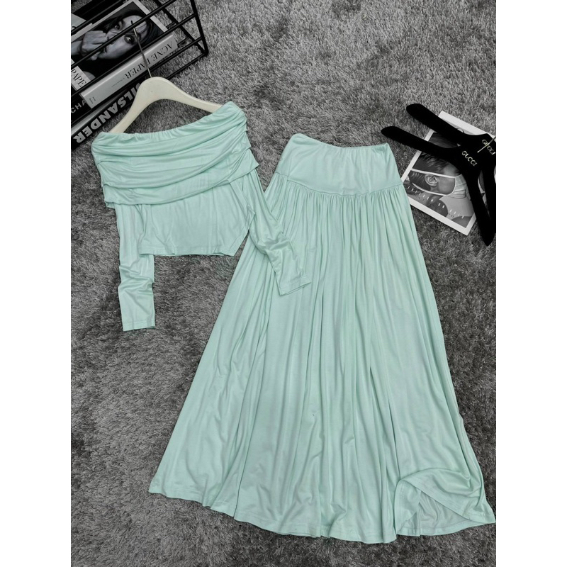 Set áo tay dài trễ vai phối chân váy xoè