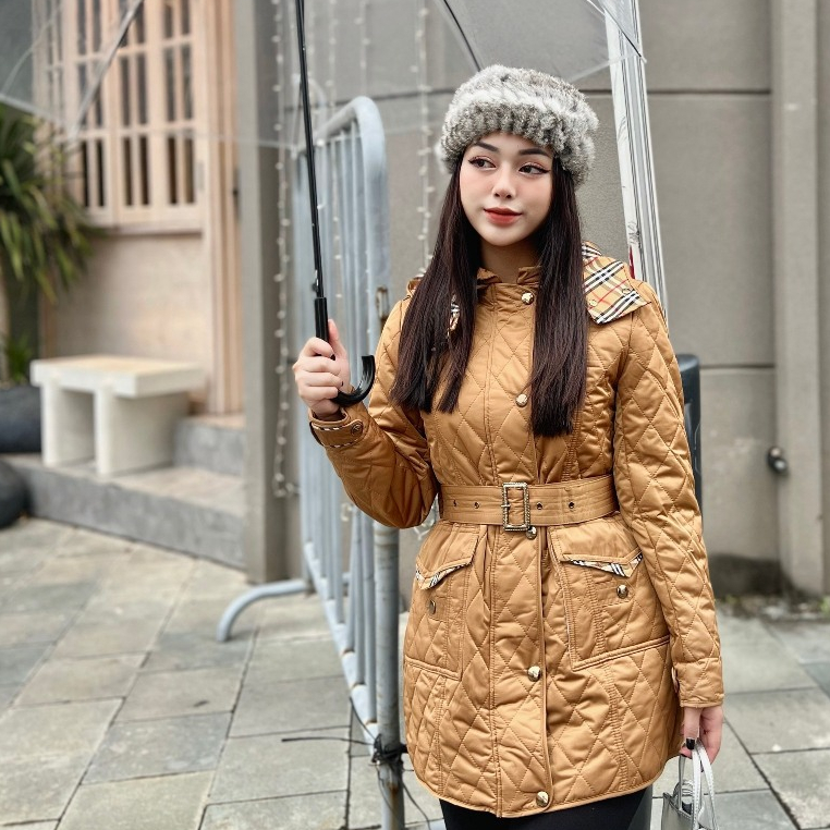 Áo Phao nữ BBR trần trám dáng lỡ có đai eo túi hộp nắp túi phối kẻ trần bông hàng QUẢNG CHÂU cao cấp thu đông 2023