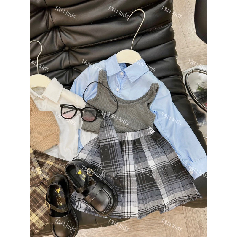 Bộ 4 chi tiết gồm áo sơ mi tay dài ,áo gile len,chân váy xếp ly kèm cà vạt phong cách hàn quốc siêu đáng yêu cho bé gái