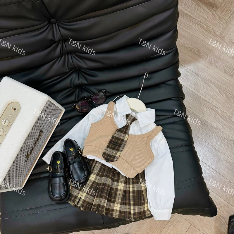 Bộ 4 chi tiết gồm áo sơ mi tay dài ,áo gile len,chân váy xếp ly kèm cà vạt phong cách hàn quốc siêu đáng yêu cho bé gái