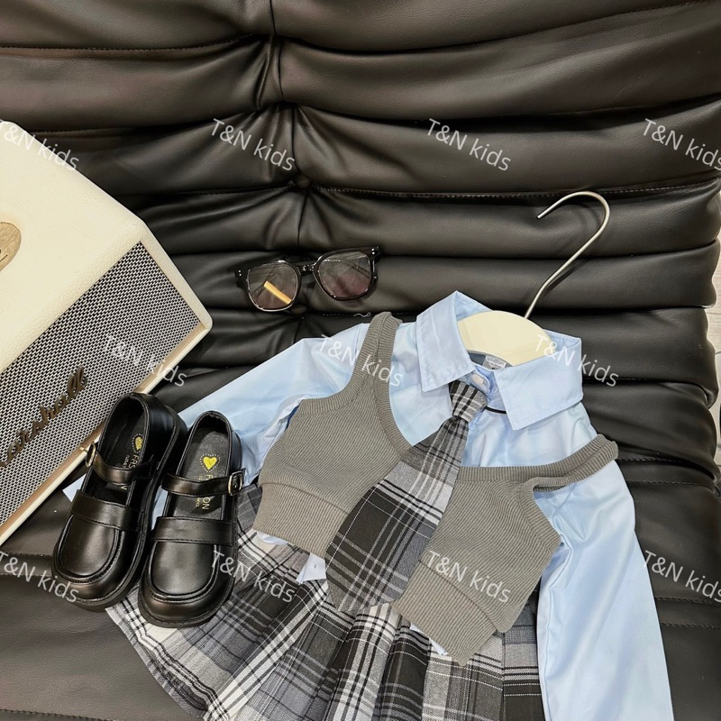 Bộ 4 chi tiết gồm áo sơ mi tay dài ,áo gile len,chân váy xếp ly kèm cà vạt phong cách hàn quốc siêu đáng yêu cho bé gái