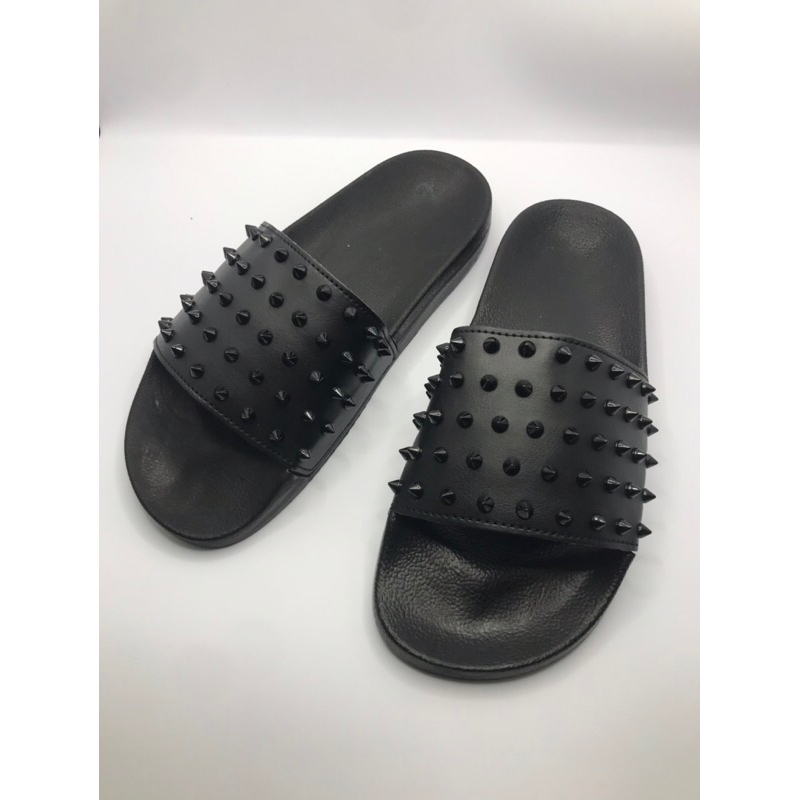 Dép quai ngang quai da Nam Nữ. Hoạ tiết đính gai 3 màu trắng-đen-vàng.