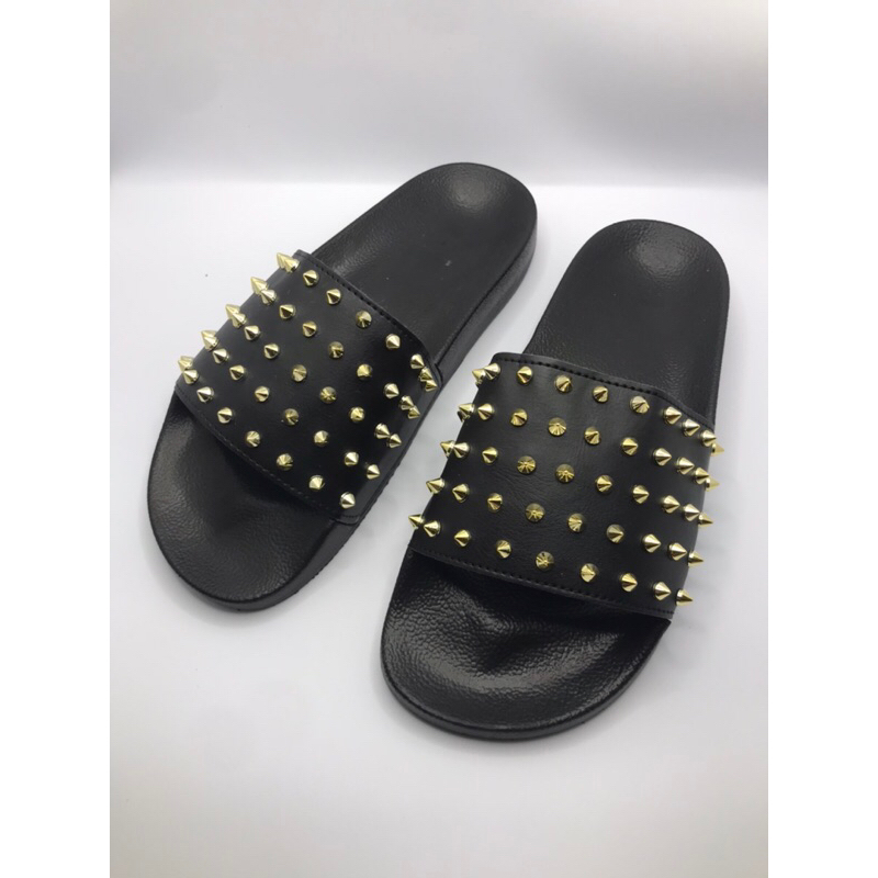Dép quai ngang quai da Nam Nữ. Hoạ tiết đính gai 3 màu trắng-đen-vàng.