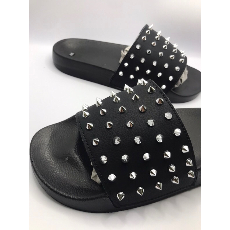 Dép quai ngang quai da Nam Nữ. Hoạ tiết đính gai 3 màu trắng-đen-vàng.