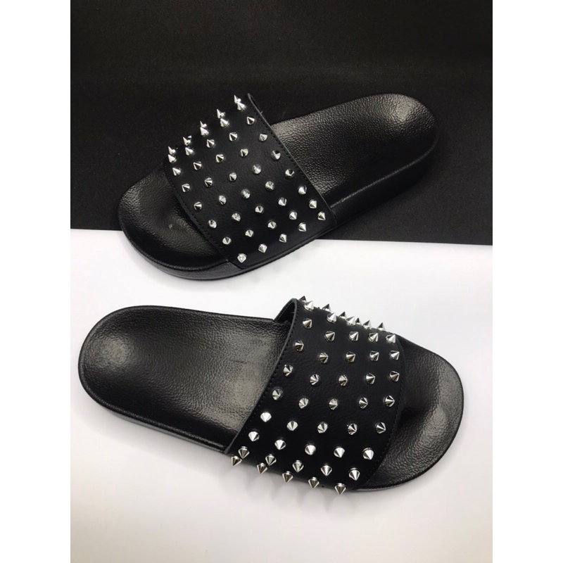 Dép quai ngang quai da Nam Nữ. Hoạ tiết đính gai 3 màu trắng-đen-vàng.