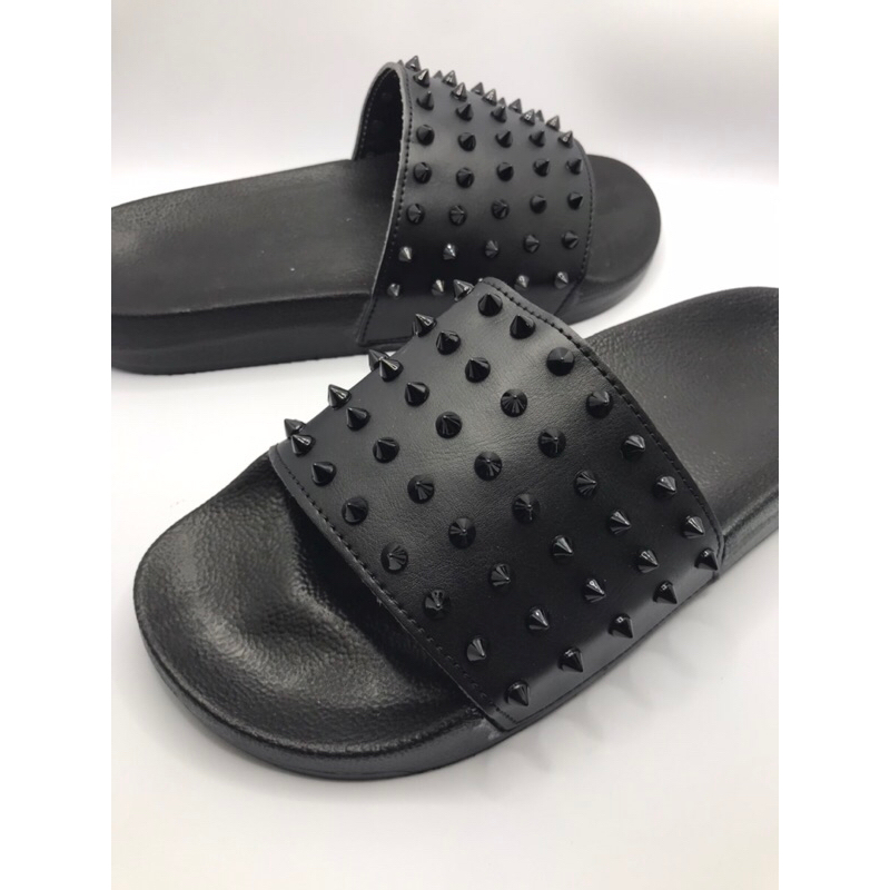 Dép quai ngang quai da Nam Nữ. Hoạ tiết đính gai 3 màu trắng-đen-vàng.