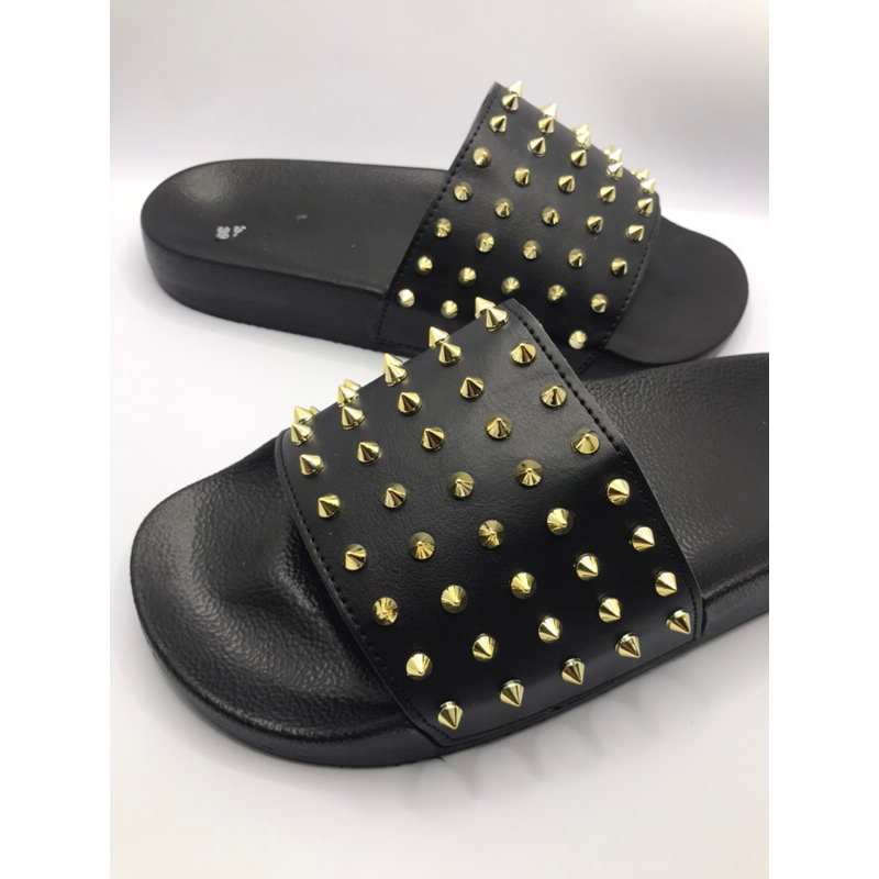 Dép quai ngang quai da Nam Nữ. Hoạ tiết đính gai 3 màu trắng-đen-vàng.