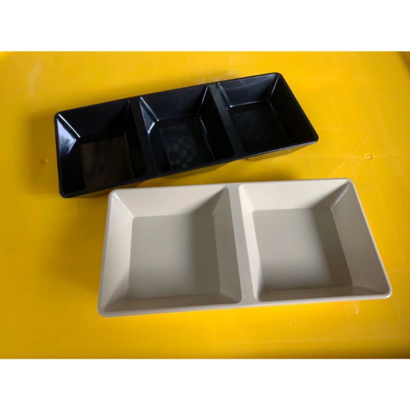 ĐĨA chấm nhựa phíp 2 ngăn, 3 ngăn đen và kem to và bé