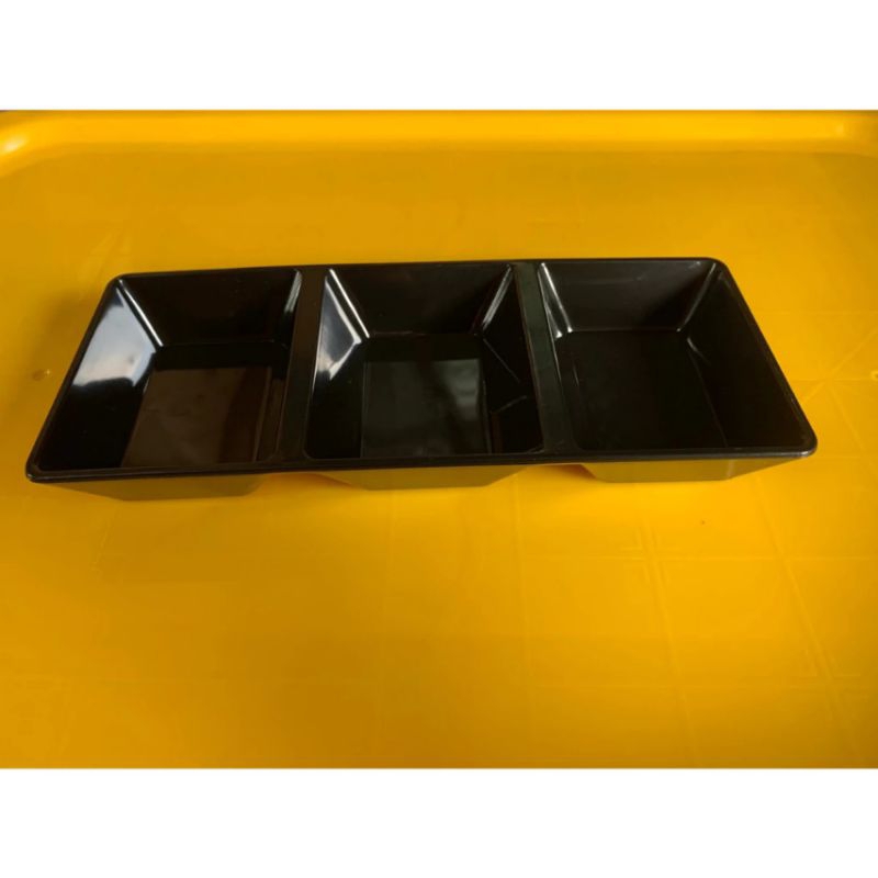 ĐĨA chấm nhựa phíp 2 ngăn, 3 ngăn đen và kem to và bé