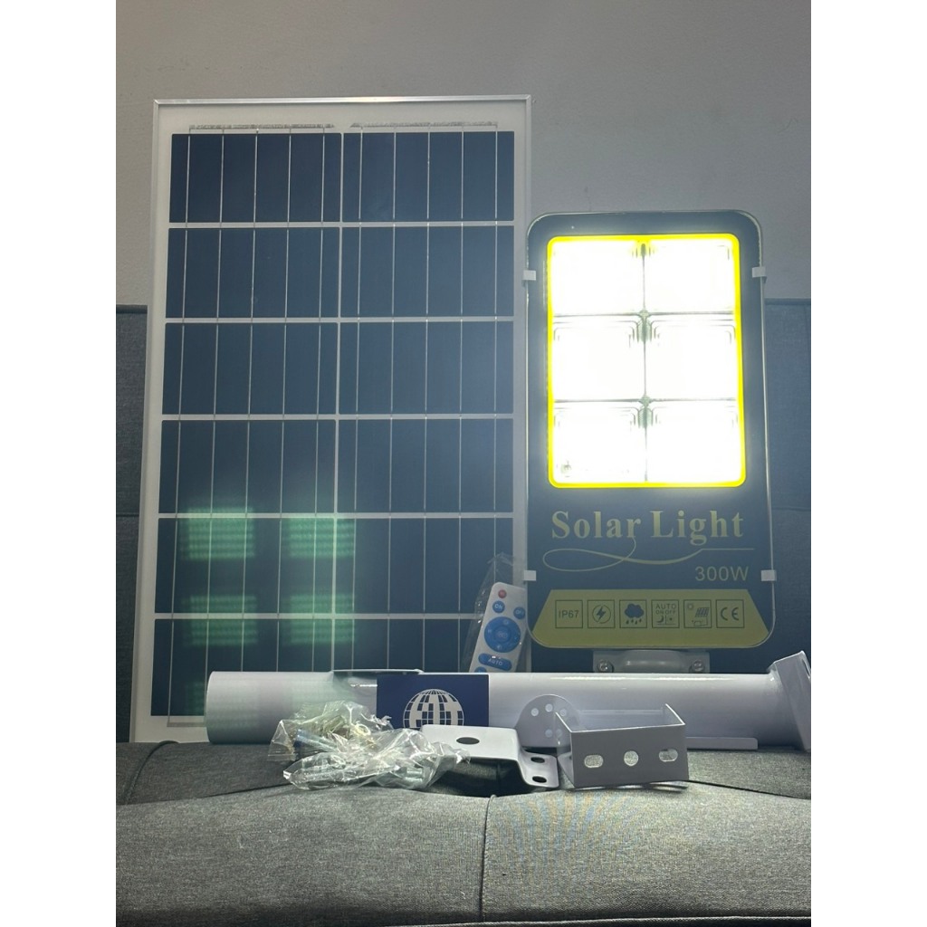 Đèn đường năng lượng mặt trời: Công suất 300w bảo hành 24 tháng