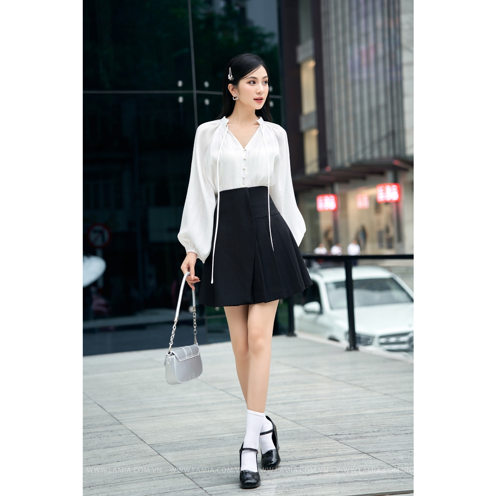 Áo sơ mi nữ Lamia Design LA404 tay phồng, cổ V điệu đà cùng chân váy mini skirt LV148