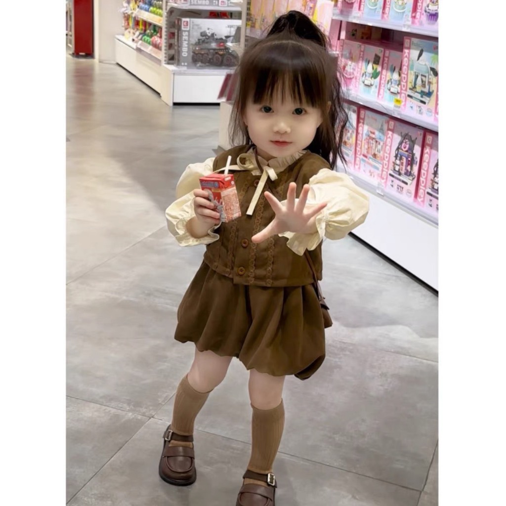 Sét 3 chi tiết gồm áo sơ mi ghi Lê tăm nâu kèm quần bí Ngô cho bé