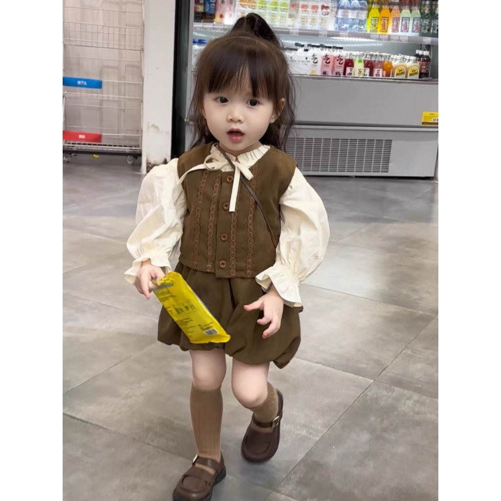 Sét 3 chi tiết gồm áo sơ mi ghi Lê tăm nâu kèm quần bí Ngô cho bé