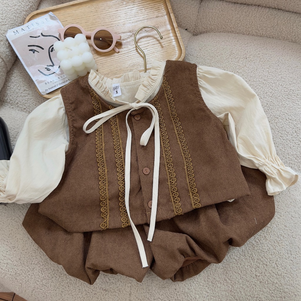 Sét 3 chi tiết gồm áo sơ mi ghi Lê tăm nâu kèm quần bí Ngô cho bé