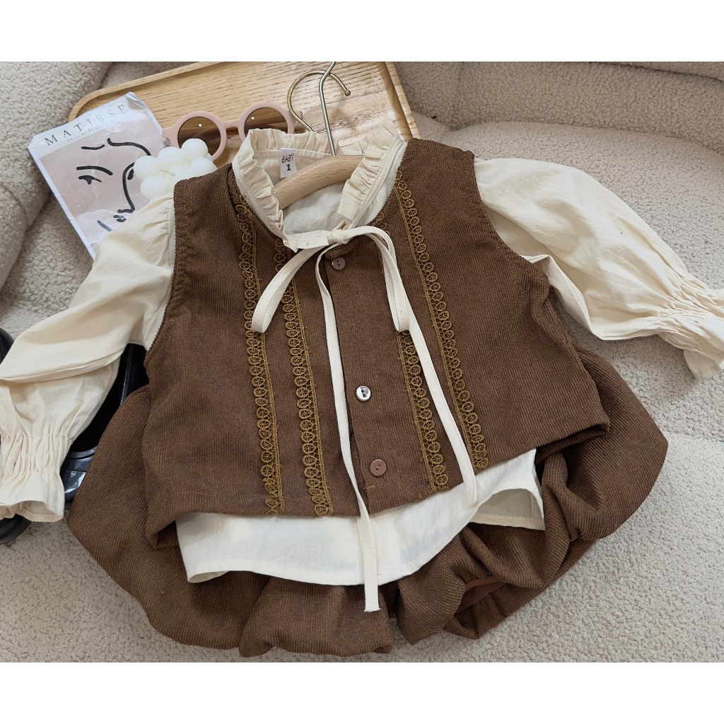 Sét 3 chi tiết gồm áo sơ mi ghi Lê tăm nâu kèm quần bí Ngô cho bé