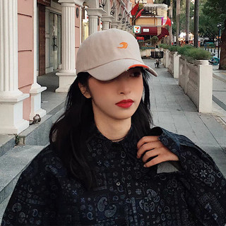 Nón lưỡi trai thêu hình cánh chim phong cách