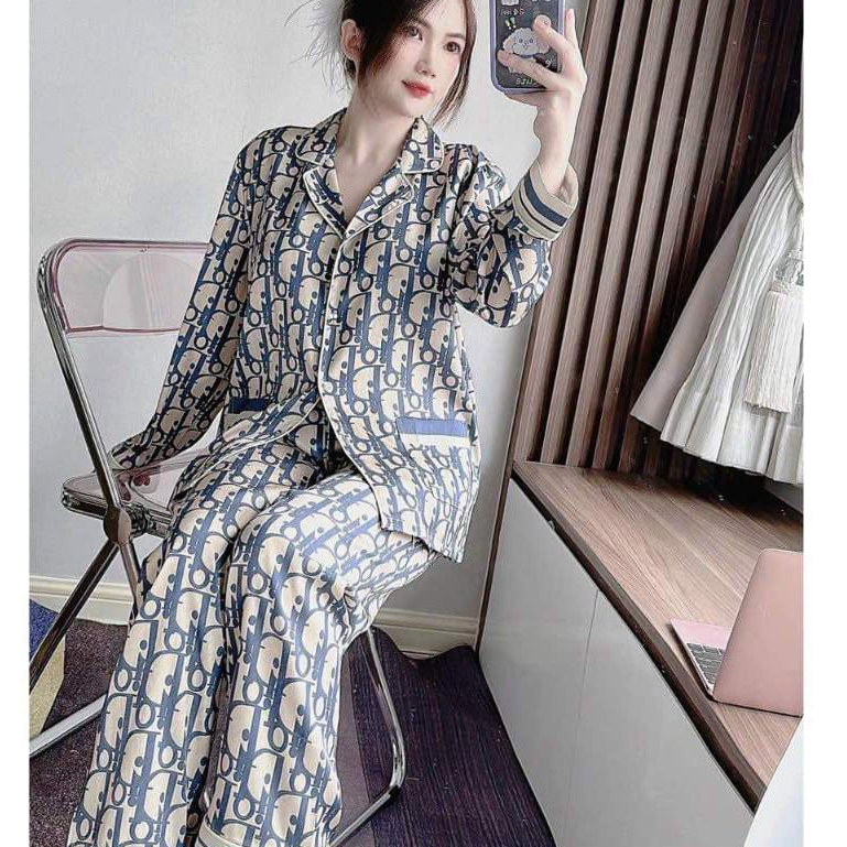 Bộ đồ pijama lụa tằm xước ánh kim tay dài hoạ tiết chữ D xanh hàng freesize dưới 56kg