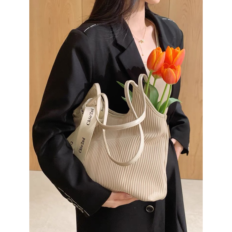 Túi da đeo vai Chio2nd màu trắng thanh lịch có kèm dây buộc