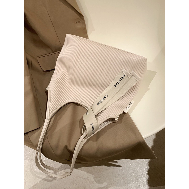 Túi da đeo vai Chio2nd màu trắng thanh lịch có kèm dây buộc