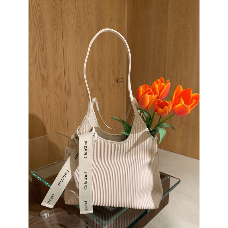 Túi da đeo vai Chio2nd màu trắng thanh lịch có kèm dây buộc
