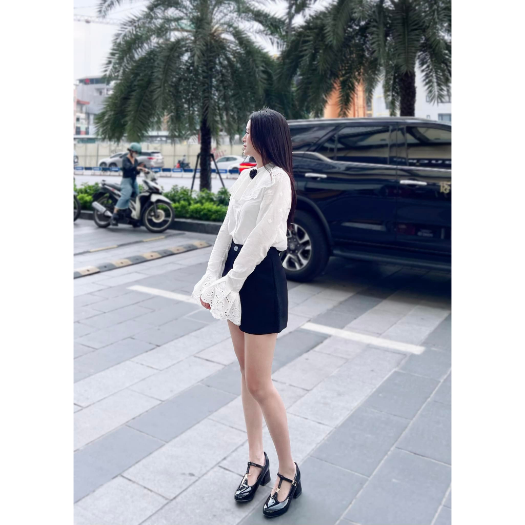 Áo sơ mi cổ bèo kèm tag hoa đen by Twins