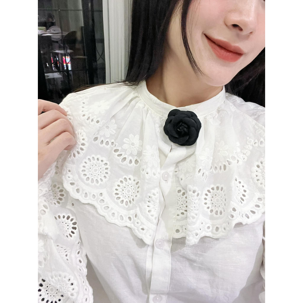 Áo sơ mi cổ bèo kèm tag hoa đen by Twins