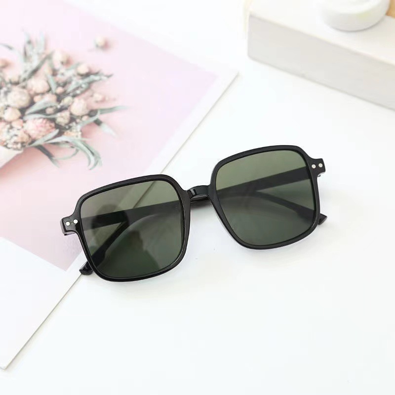 Kính mát sắc màu cho bé trai bé gái 2-7 tuổi nhiều màu sắc dễ thương 1006 kèm bao da khăn lau