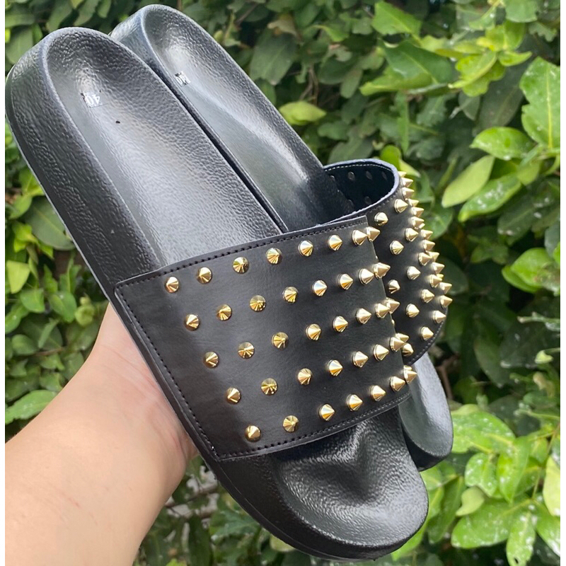 Dép lê quai ngang nam quai da,dép khoá đồng chéo,dép đinh thời trang hottren cá tính.Đế siêu êm chống trơn...