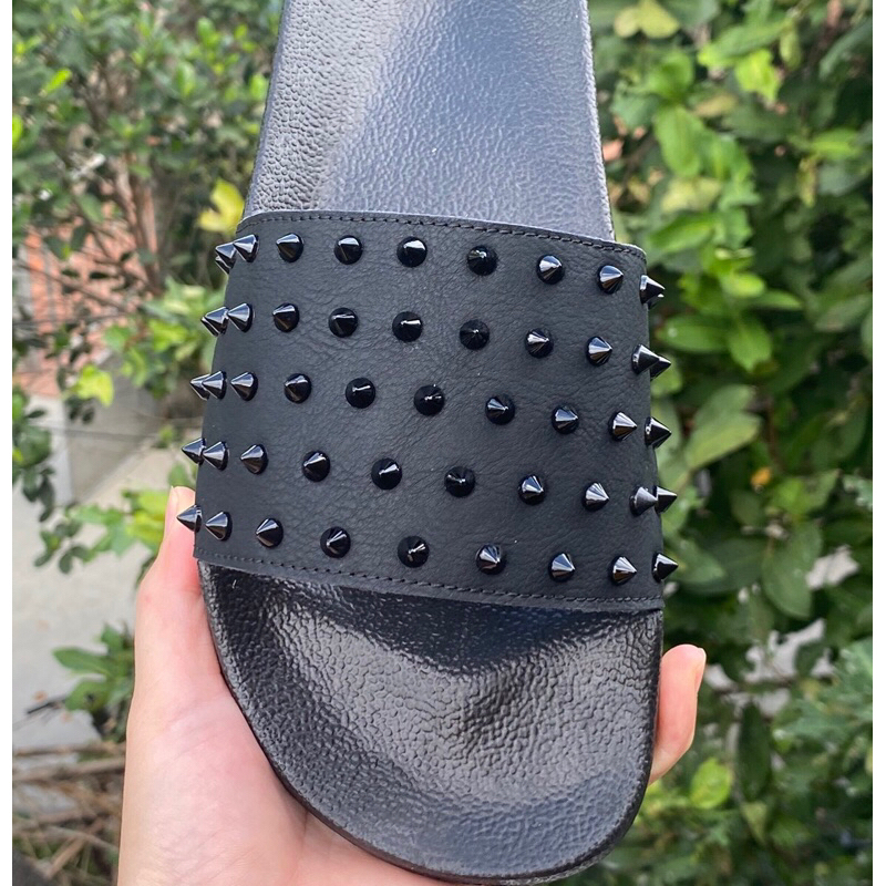 Dép lê quai ngang nam quai da,dép khoá đồng chéo,dép đinh thời trang hottren cá tính.Đế siêu êm chống trơn...