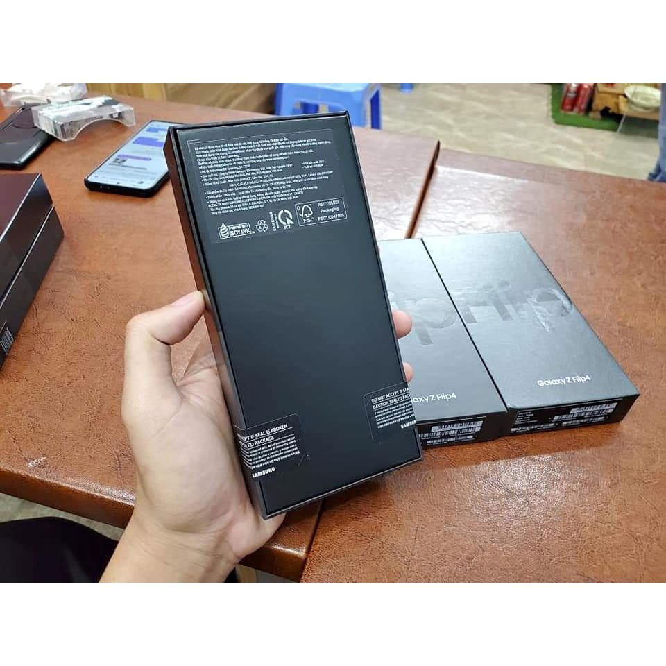 Điện thoại Samsung Z Flip 4 - bản 5G hàng 99 hàng cũ vẫn còn ngon lắm bảo hành 12 tháng nhé
