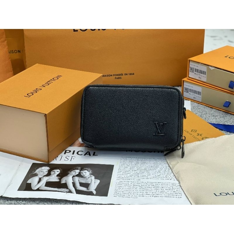 Túi đeo chéo nam LV Alpha chất da taiga sz18cm cực cá tính kèm hộp hãng