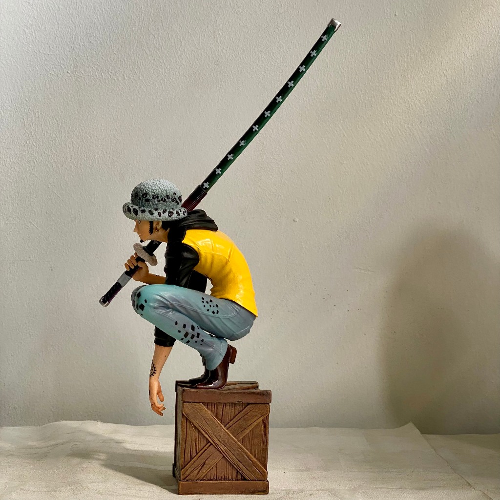 Mô hình Trafalgar Law dáng ngồi cao 17CM - mô hình nhân vật Law ngồi thùng gỗ - One piece figure Law