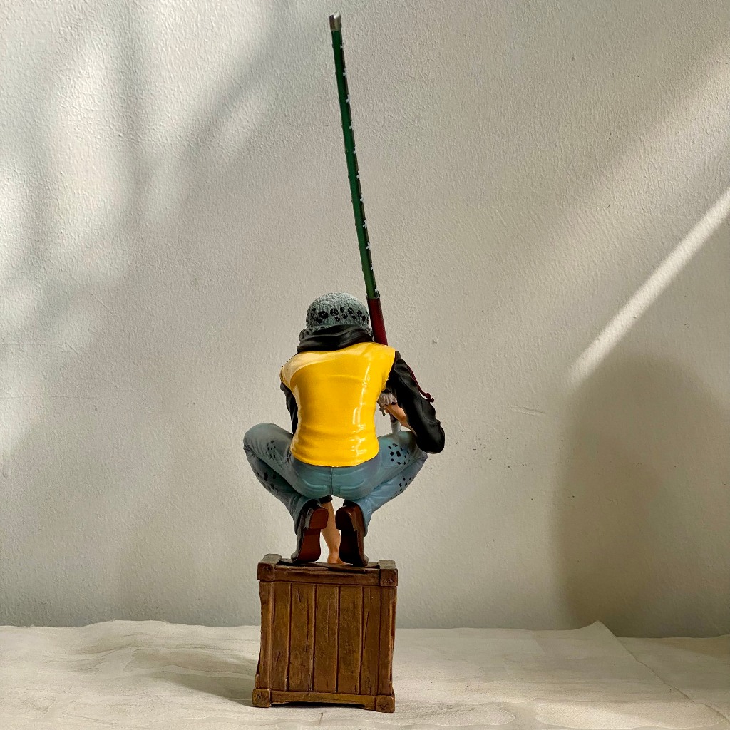 Mô hình Trafalgar Law dáng ngồi cao 17CM - mô hình nhân vật Law ngồi thùng gỗ - One piece figure Law