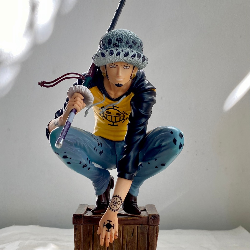 Mô hình Trafalgar Law dáng ngồi cao 17CM - mô hình nhân vật Law ngồi thùng gỗ - One piece figure Law