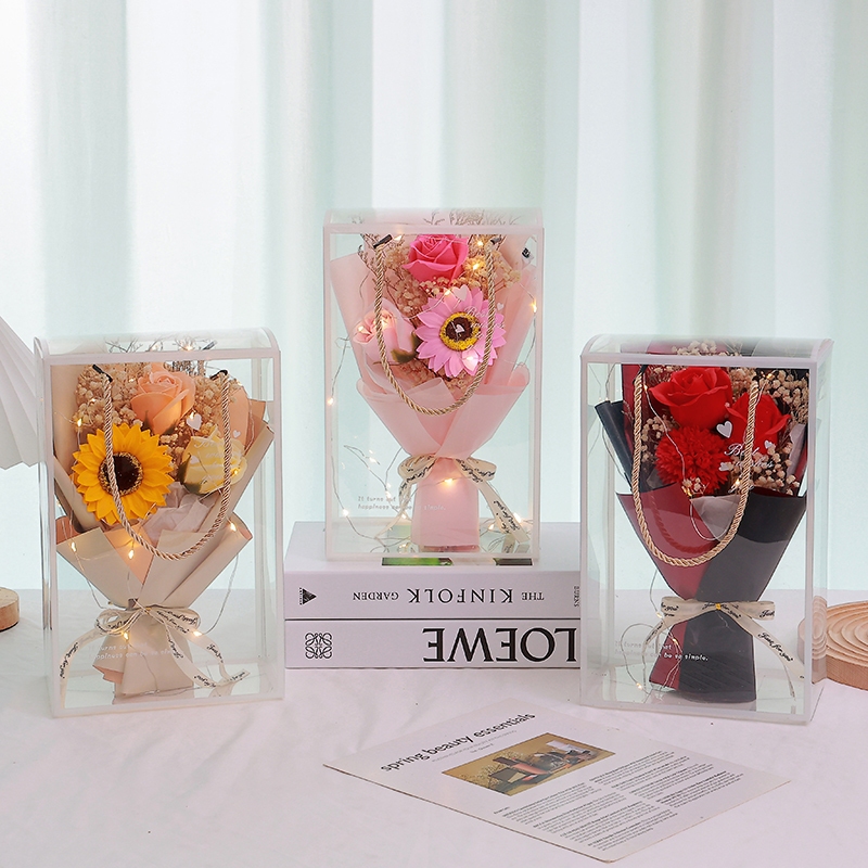 Bó hoa hồng, hướng dương, cẩm chướng có phối đèn trong hộp nhựa làm quà tặng