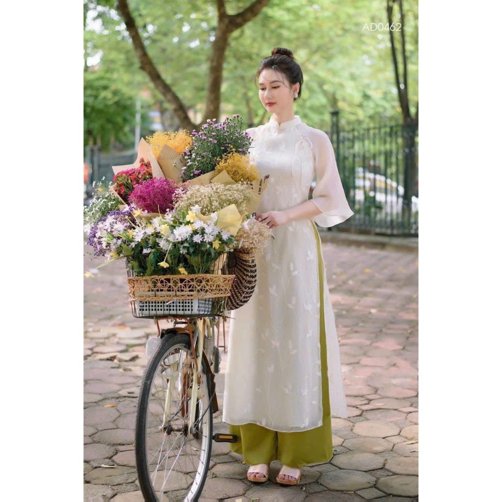 Set áo dài hoa thêu phối quần xanh