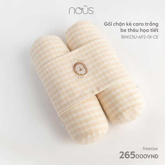 Gối chặn Nous kẻ caro thêu họa tiết cho bé