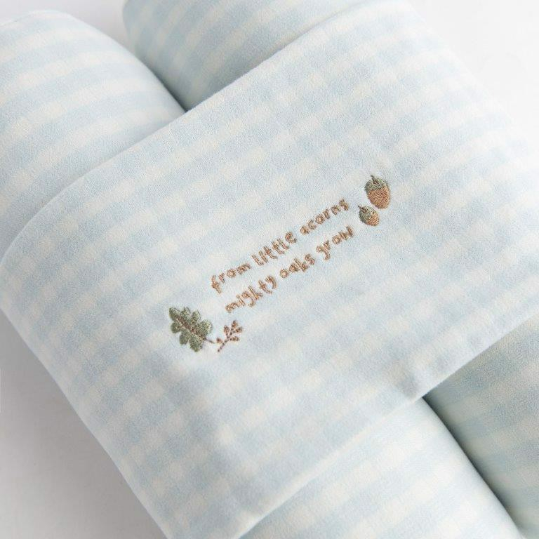 Gối chặn Nous kẻ caro thêu họa tiết cho bé