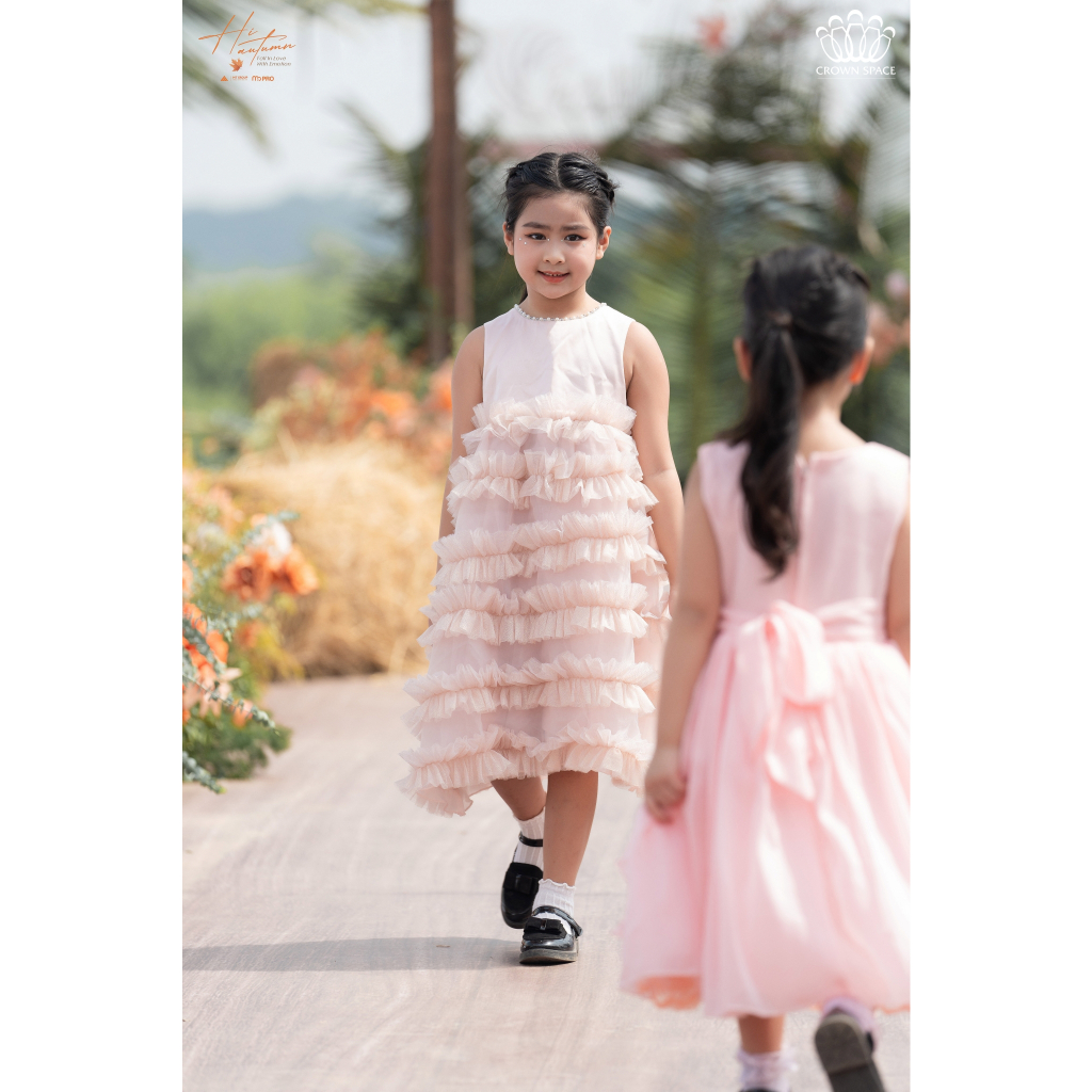 Váy Công Chúa Dáng Dài Kết Hợp Họa Tiết Hoa Xếp Tầng Crown Space Đính Đá Cổ CKGS3832029