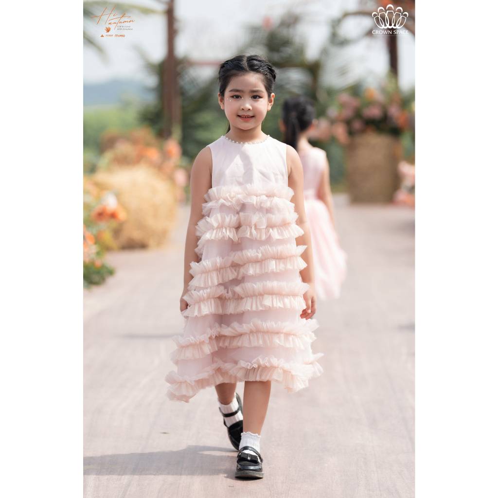Váy Công Chúa Dáng Dài Kết Hợp Họa Tiết Hoa Xếp Tầng Crown Space Đính Đá Cổ CKGS3832029