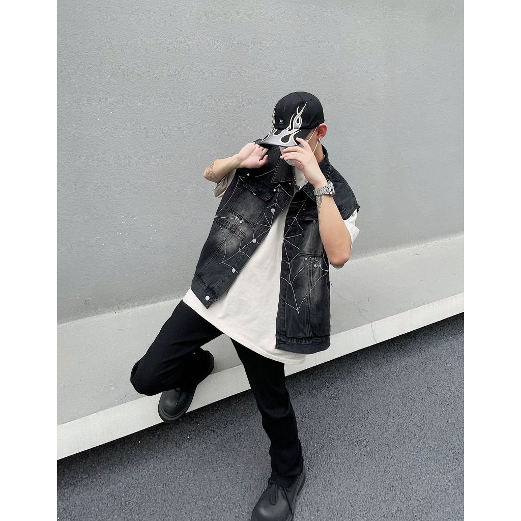 Áo khoác gile nam thiết kế trẻ trung cá tính với hình tơ nhện lớn trước và sau lưng áo