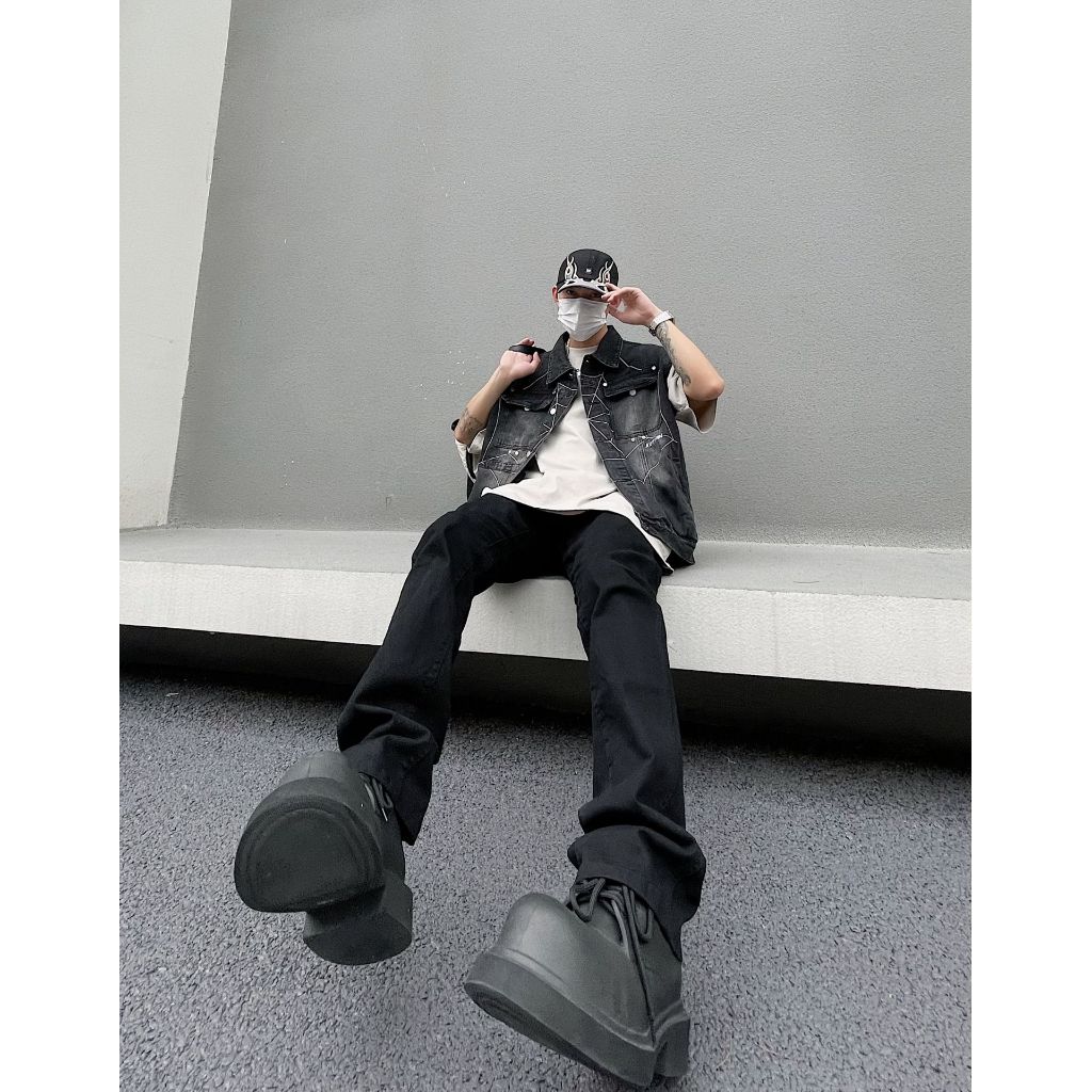 Áo khoác gile nam thiết kế trẻ trung cá tính với hình tơ nhện lớn trước và sau lưng áo