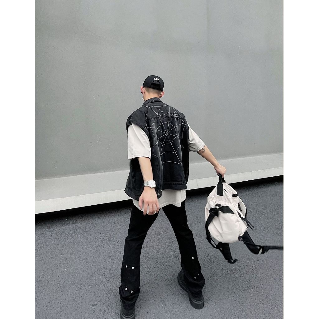Áo khoác gile nam thiết kế trẻ trung cá tính với hình tơ nhện lớn trước và sau lưng áo