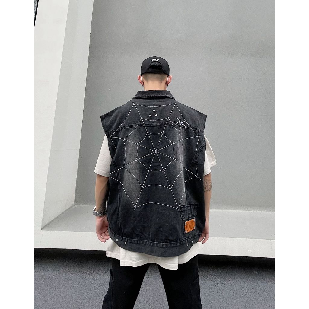 Áo khoác gile nam thiết kế trẻ trung cá tính với hình tơ nhện lớn trước và sau lưng áo