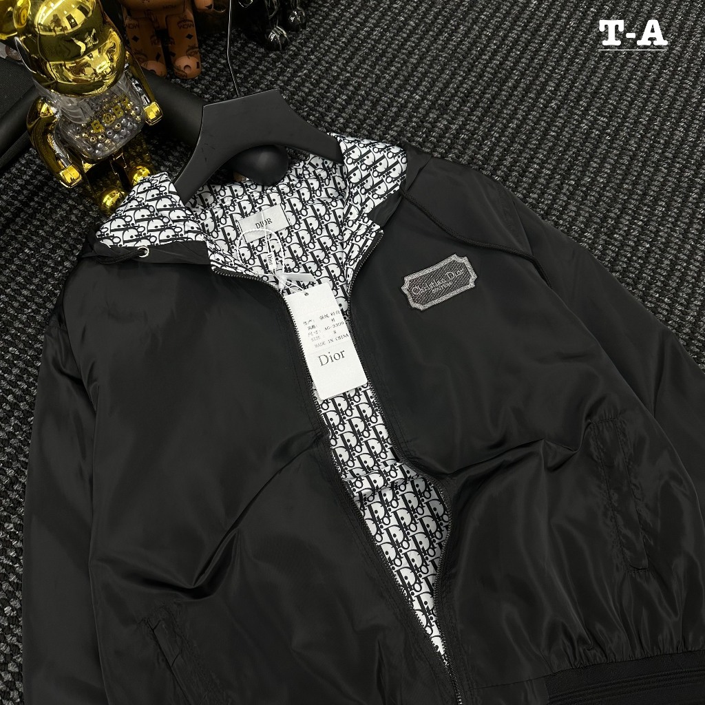 Áo Khoác Phối Khoá Zip Viền Thêu Chữ DIO - Áo Khoác Vân Logo DIO Cao Cấp