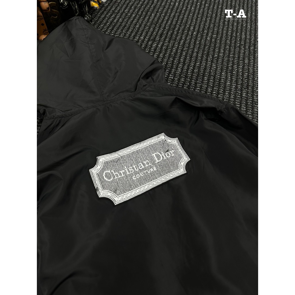 Áo Khoác Phối Khoá Zip Viền Thêu Chữ DIO - Áo Khoác Vân Logo DIO Cao Cấp