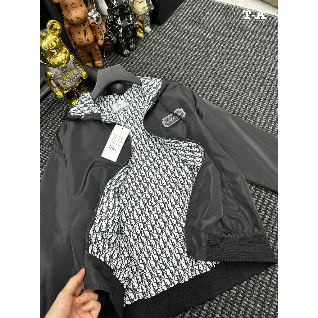 Áo Khoác Phối Khoá Zip Viền Thêu Chữ DIO - Áo Khoác Vân Logo DIO Cao Cấp