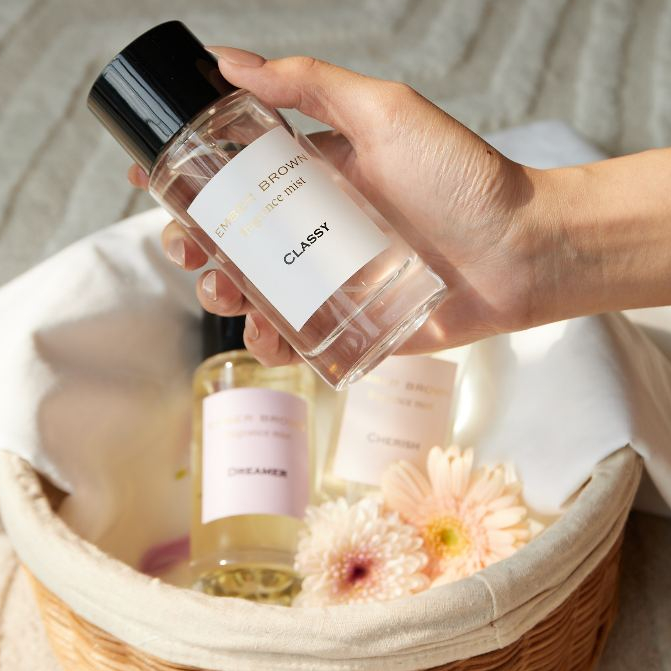 Tinh Dầu Nước Hoa Xịt Vải 10ML - Tinh Dầu Khử Mùi Và Làm Mềm Vải Quần Áo, Sofa, Rèm Cửa, Chăn Ga Gối Đệm